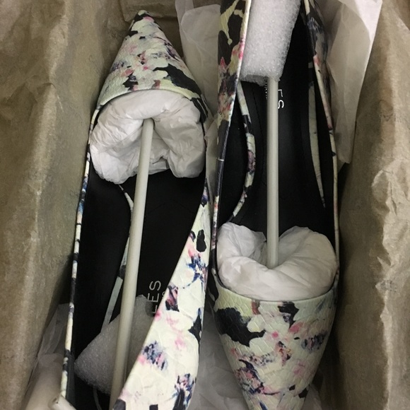 Charles David Kitten Heel - Picture 6 of 6